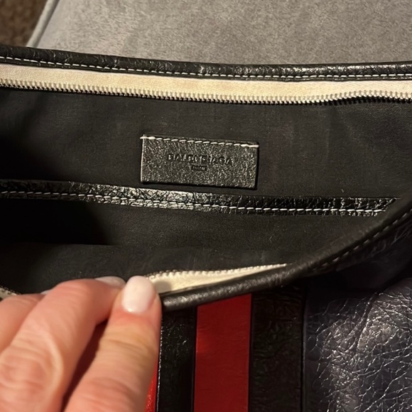 Balenciaga clutch in immaculate condition. - Picture 4 of 4